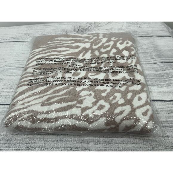 Barefoot Dreams Cozy Chic Ultra Lite Faded Rose Animal Print Poncho One Size - Picture 3 of 4